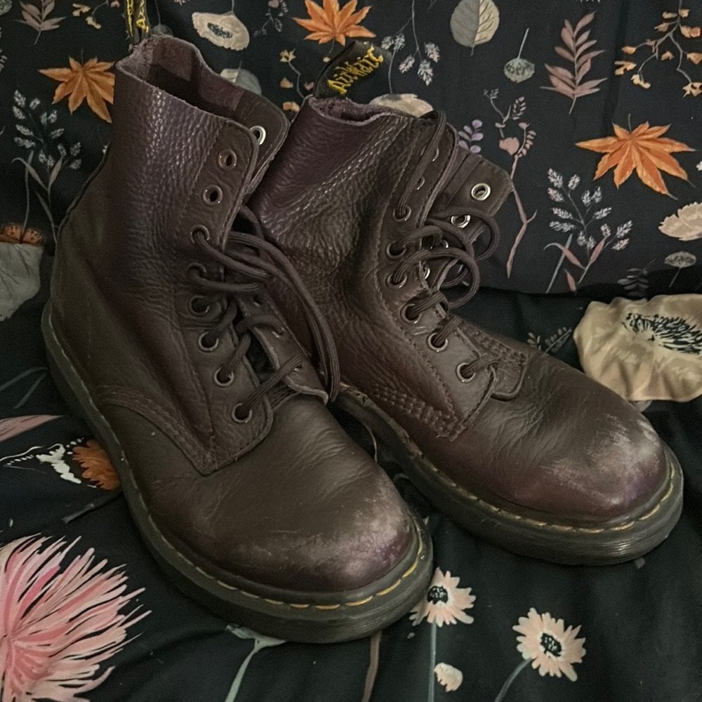 Brown/burgundy, broken in perfectly. No one wears brand new Docs to the show.